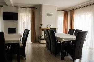 ŞeuşaPensiunea Casa din Vii的有桌子和椅子的餐厅