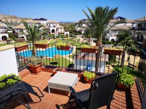 balcón con vistas a la piscina y a las palmeras en Al-Andalus Thalassa, en Vera