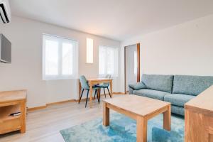 salon z kanapą i stołem w obiekcie Bijou w mieście Selma