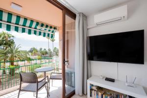 Televízia a/alebo spoločenská miestnosť v ubytovaní Las Americas Acapulco Costa Adeje
