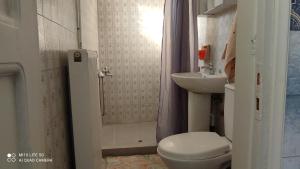 Et badeværelse på Meteora Mansion - Traditional Apt 3BD - Rocks View