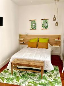 - une chambre avec un lit et une tête de lit en bois dans l'établissement Modern Studio in the Historic Center of Bica, à Lisbonne