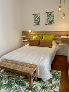 - une chambre avec un grand lit et un banc dans l'établissement Modern Studio in the Historic Center of Bica, à Lisbonne