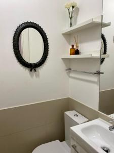 La salle de bains est pourvue de toilettes, d'un miroir et d'un lavabo. dans l'établissement Modern Studio in the Historic Center of Bica, à Lisbonne