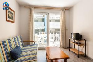 a living room with a couch and a table at Apartamentos Mare Nostrum Casa Azahar in Alcossebre