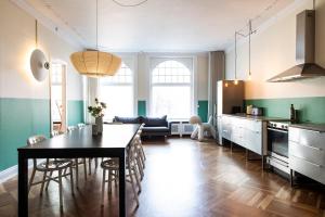 cocina y comedor con mesa y sillas en The Mile 1 by Daniel&Jacob's, en Copenhague