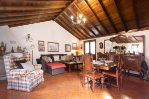 Live Casa Rural El Cango في La Degollada: غرفة معيشة مع أريكة وطاولة