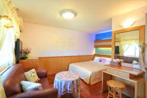 una camera d'albergo con un letto e una scrivania di 龍坑民宿 a Eluan 1 altra foto