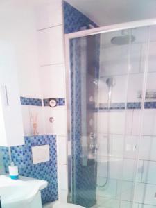 y baño con ducha y lavamanos. en Szafranzimmervermmitung en Winnenden