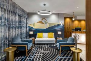 a lobby with two chairs and a couch at Sonesta Denver Downtown in Denver