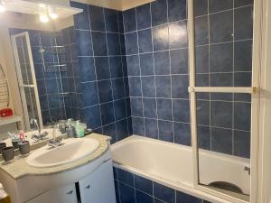 Ένα μπάνιο στο Best cocooning au calme avec parking privé +36 φωτογραφίες
