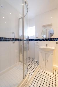 a bathroom with a shower and a sink at 15 Mill Field - Aldeburgh Coastal Cottages in Aldeburgh +26 photos
