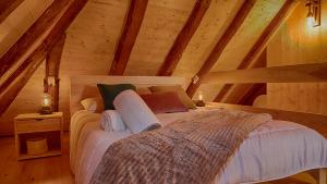 Ein Bett oder Betten in einem Zimmer der Unterkunft Saplan Real Estate VILAMOS