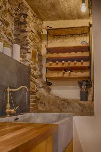 Una cocina con fregadero y una pared de piedra. en Saplan Real Estate VILAMOS, en Vilamòs 43 fotos más