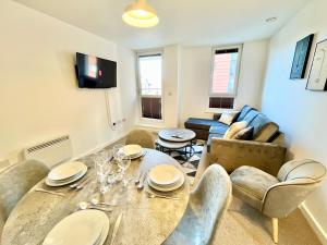 a living room with a table and chairs and a couch at 2 Bedroom, 2 Bathroom Modern Apartment close to Ocean Village, Free parking, Single or Double beds in Southampton