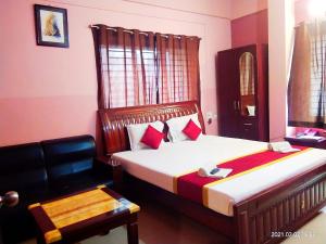 Pokój hotelowy z 2 łóżkami i krzesłem w obiekcie Hotel Avisha w mieście Kolkata