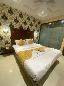 Llit o llits en una habitació de Hotel Garden Creek Residency - Near Mumbai International Airport Andheri East