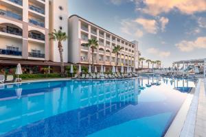 Port River Hotel&Spa في سيدي: مسبح امام الفندق