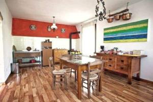 una cucina con tavolo e sedie in una stanza di Le Perine a Valdobbiadene