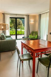salon z drewnianym stołem i krzesłami w obiekcie Gazzi Apartments 'Panoramic & Relaxing' w Arco +37 zdjęć