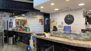a fast food restaurant with a counter in a store at Hotel Cuatro Caños in Alcalá de Henares