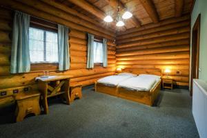 Postel nebo postele na pokoji v ubytování Srub Karolina