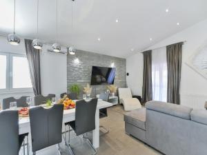 - une salle à manger et un salon avec une table et un canapé dans l'établissement Holiday home Bianca with pool, à Sveti Petar