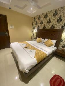 Llit o llits en una habitació de Hotel Garden Creek Residency - Near Mumbai International Airport Andheri East