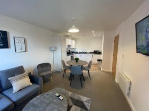 un salon avec un canapé et une table dans l'établissement 2 Bedroom, 2 Bathroom Modern Apartment close to Ocean Village, Free parking, Single or Double beds, à Southampton 3 autres photos