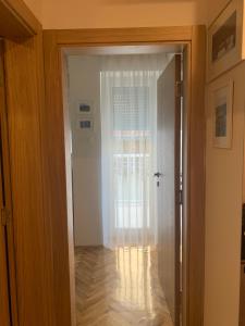 een deur naar een kamer met een raam bij ArtLoft in Novi Sad