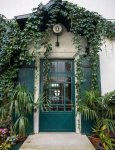 a green door on a house with plants at Gästehaus Deutscher Orden Wien in Vienna