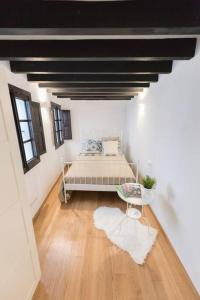 1 dormitorio con 1 cama en el centro de una habitación en Loft en el corazón de palma cerca de la catedral en Palma de Mallorca