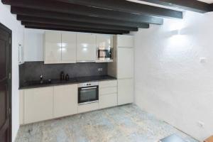 Kuchyň nebo kuchyňský kout v ubytování Loft en el corazón de palma cerca de la catedral + 6 fotografií