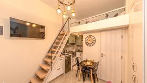 Televízia a/alebo spoločenská miestnosť v ubytovaní A unique loft studio + 30 fotografií