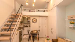 Kuchyňa alebo kuchynka v ubytovaní A unique loft studio
