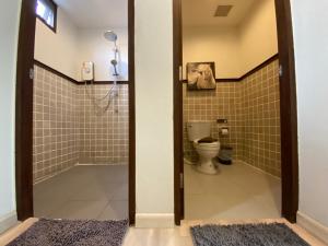 un baño con ducha y WC en Gord ChiangMai Hotel, en Chiang Mai 144 fotos más
