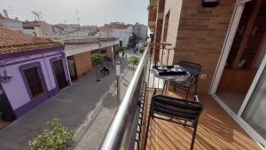 a balcony with a table and chairs on a balcony at Mar i Angels Apartament in Pineda de Mar