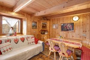 a living room with a couch and a table at La Tea di Heidi in Livigno