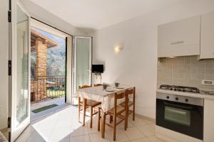 Η κουζίνα ή μικρή κουζίνα στο Appartamento Ramma La Taggiasca