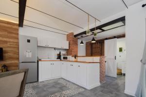 A kitchen or kitchenette at HELOHOME