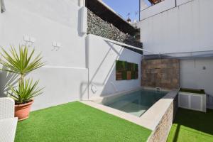 The swimming pool at or close to HELOHOME