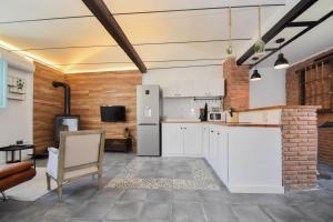 A kitchen or kitchenette at HELOHOME