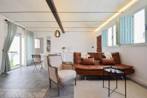 A seating area at HELOHOME