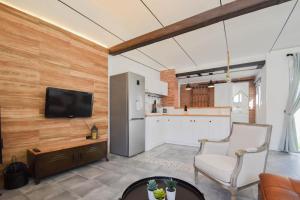 A kitchen or kitchenette at HELOHOME