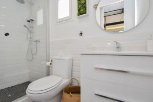 A bathroom at HELOHOME