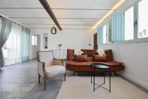 A seating area at HELOHOME