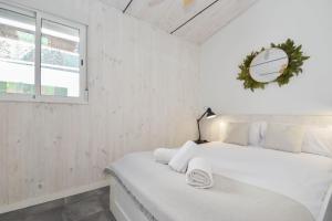 A bed or beds in a room at HELOHOME