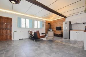 A kitchen or kitchenette at HELOHOME