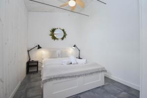 A bed or beds in a room at HELOHOME