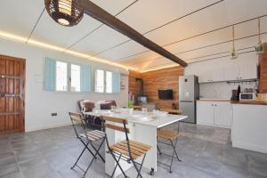 A kitchen or kitchenette at HELOHOME